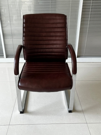 Кресло K-8010L коричневая глянцевая кожа, на полозьях Кресло K-8010L коричневая глянцевая кожа, на полозьях