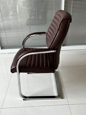 Кресло K-8010L коричневая глянцевая кожа, на полозьях Кресло K-8010L коричневая глянцевая кожа, на полозьях