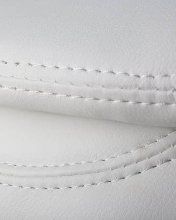 Офисное кресло для руководителей LYNDON белый